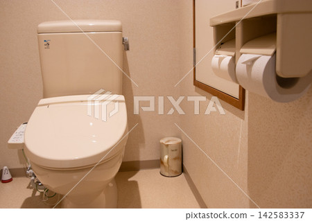 toilet toilet 142583337