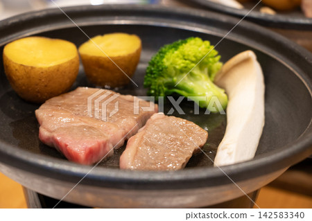 用陶瓷盤烹調的牛排 用陶瓷盤烹調的牛排 142583340