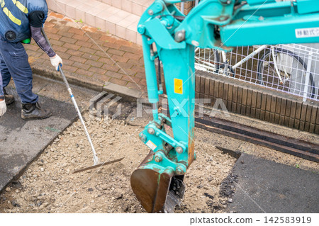 瀝青鋪路前的路基準備:碎石、平整、鋪面、壓實、耙平、攤舖耙。 瀝青鋪路前的路基準備:碎石、平整、鋪面、壓實、耙平、攤舖耙。 142583919