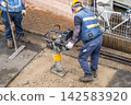 Subgrade preparation, before asphalt paving: tamping rammer, crushed stone, leveling, spreading, compaction, bamboo broom. 142583920
