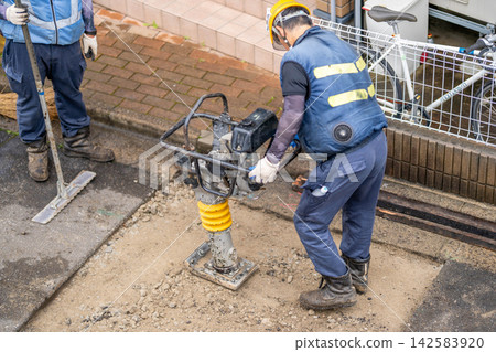 瀝青鋪路前的路基準備:夯實機、碎石、整平、鋪面、壓實、竹掃帚。 瀝青鋪路前的路基準備:夯實機、碎石、整平、鋪面、壓實、竹掃帚。 142583920