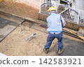 Subgrade preparation before asphalt paving: crushed stone, leveling, spreading, compaction, rake, paving rake. 142583921