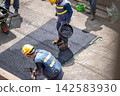 Asphalt paving, paving work, asphalt mixture spreading and leveling, paving rake, surface work, surface finishing with a sieve to ensure uniform particle size. 142583930