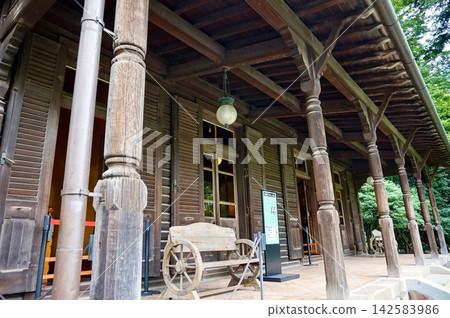 The classical wooden exterior and log cabin-style design of the former Iwasaki Residence Garden and Billiard Room. The classical wooden exterior and log cabin-style design of the former Iwasaki Residence Garden and Billiard Room. 142583986