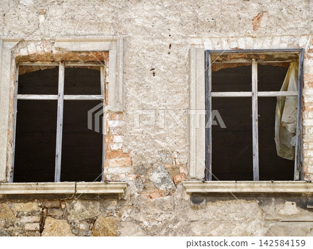 Peeling paint and damaged mortar. Texture analysis of decayed wall surfaces for restoration projects Peeling paint and damaged mortar. Texture analysis of decayed wall surfaces for restoration projects 142584159