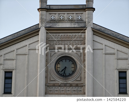 Elegant circular timepiece design. Symmetrical structure showcasing traditional architectural elements 142584220