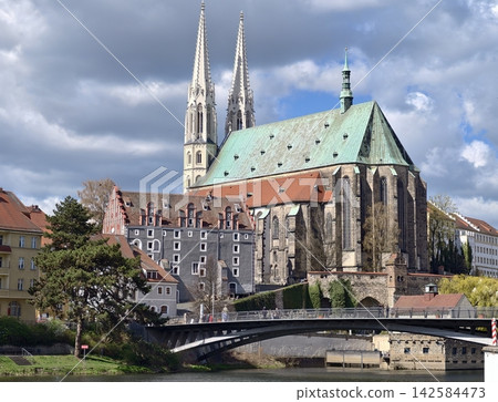 Tour guides show historic architecture. Dramatic clouds over bridge and cathedral inspire visitors Tour guides show historic architecture. Dramatic clouds over bridge and cathedral inspire visitors 142584473