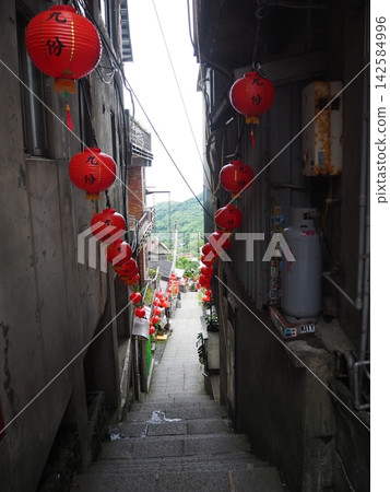 The steps of Jiufen and the streets lined with red lanterns The steps of Jiufen and the streets lined with red lanterns 142584996