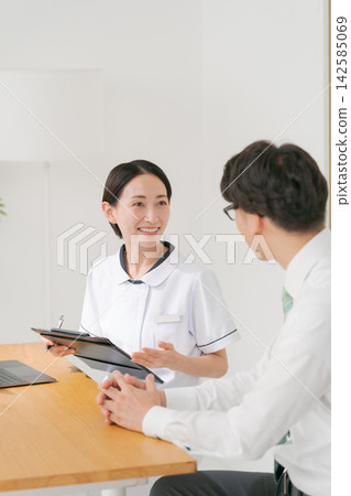 女性工作人員提供諮詢 女性工作人員提供諮詢 142585069