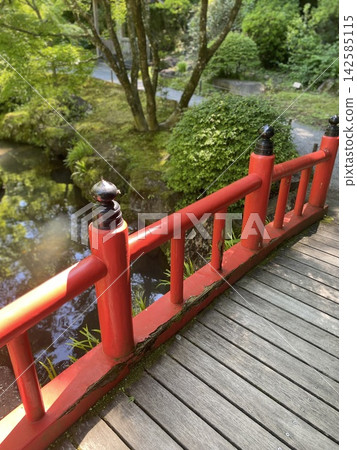 A Japanese garden with a vermilion bridge and pond (Japanese-style landscape image) A Japanese garden with a vermilion bridge and pond (Japanese-style landscape image) 142585115