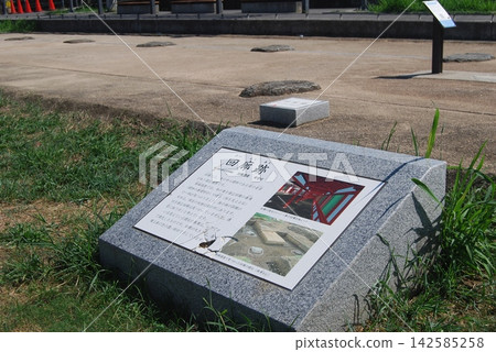 廢棄的河內寺遺址上仍保留著走廊。 廢棄的河內寺遺址上仍保留著走廊。 142585258