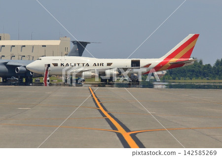 一架停在橫田空軍基地的客機;一架包機抵達空軍基地。 一架停在橫田空軍基地的客機;一架包機抵達空軍基地。 142585269