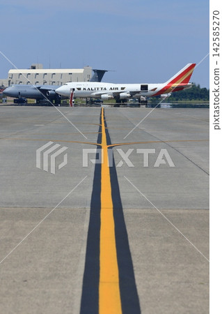 一架停在橫田空軍基地的客機;一架包機抵達空軍基地。 一架停在橫田空軍基地的客機;一架包機抵達空軍基地。 142585270