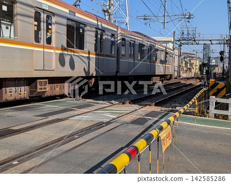 穿過鐵路交叉口的火車 穿過鐵路交叉口的火車 142585286
