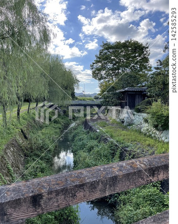 在秋高氣爽的天空下,一條小溪蜿蜒流淌,構成了一幅鄉村田園風光。 在秋高氣爽的天空下,一條小溪蜿蜒流淌,構成了一幅鄉村田園風光。 142585293