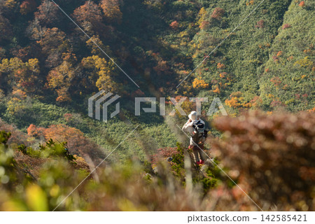 On Mt. Kimen in Fukushima Prefecture, hikers listen to the breath of the earth as the autumn leaves change color. On Mt. Kimen in Fukushima Prefecture, hikers listen to the breath of the earth as the autumn leaves change color. 142585421