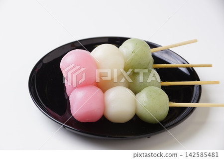 Skewered dumplings, three-colored dumplings 142585481