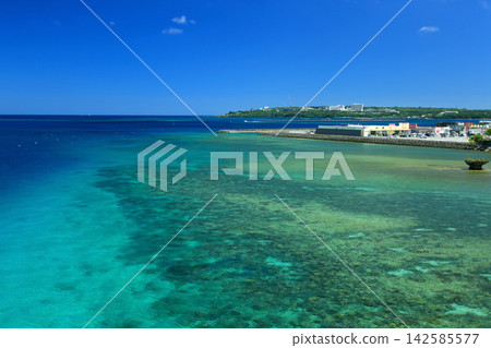 Okinawa, Motobu Town, the beautiful sea around Sesoko Bridge Okinawa, Motobu Town, the beautiful sea around Sesoko Bridge 142585577