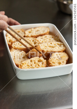 法國土司 正在煮 煎鍋 142585581