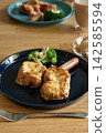 French toast, French toasts, being cooked 142585594