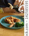French toast, French toasts, being cooked 142585595