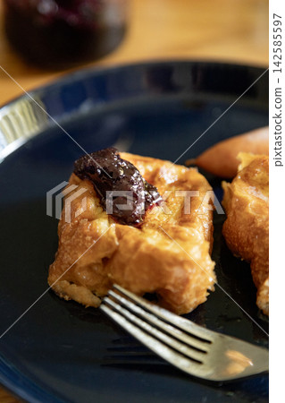 法國土司 正在煮 煎鍋 142585597
