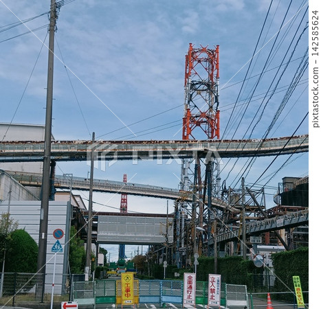 工廠周圍的道路和受損的基礎設施因 2026 年熊本地震而封閉。 工廠周圍的道路和受損的基礎設施因 2026 年熊本地震而封閉。 142585624