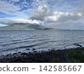 從錦江灣海岸望去，櫻島籠罩在雲霧之中。 142585667