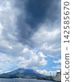 從厚厚的雲層下眺望櫻島和錦江灣。 142585670