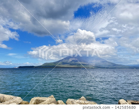 金光灣對岸的櫻島火山,藍天白雲。 金光灣對岸的櫻島火山,藍天白雲。 142585680