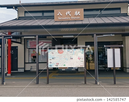 JR鹿兒島本線和久津橙線八代站的車站大樓外觀。 142585747
