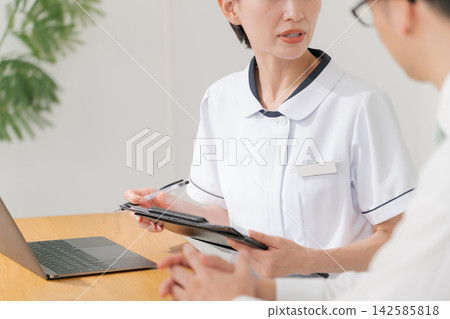 女性工作人員提供諮詢 女性工作人員提供諮詢 142585818