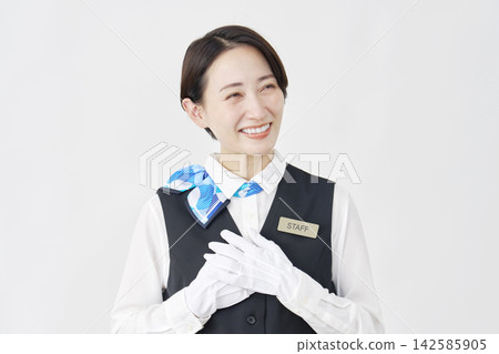 令人安心的女性工作人員（接待員/公車導遊） - 白色背景 142585905
