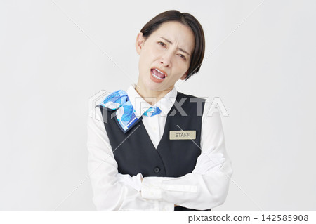 女性員工，接待員/公車導遊，生氣，白色背景。 142585908