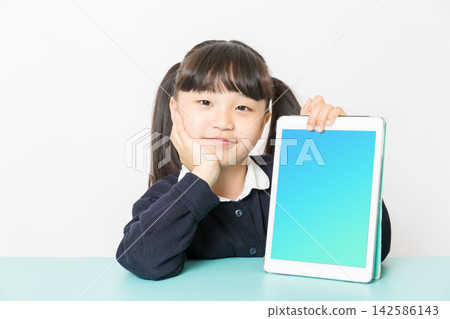 Smiling Asian school girl showing tablet with blank screen, digital learning and education technology concept, studio isolated on white background 142586143