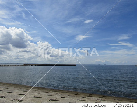 七月,凱米加瓦濱海灘上空藍天白雲。 七月,凱米加瓦濱海灘上空藍天白雲。 142586231