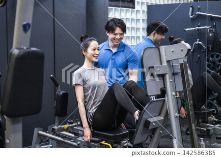 男女私人訓練：腿部推舉 142586385