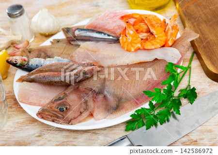 Mix of fish with shrimp served on platter Mix of fish with shrimp served on platter 142586972