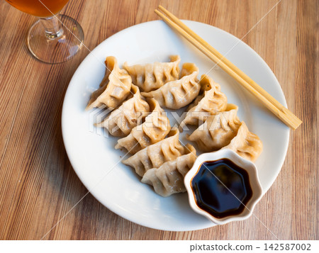 Japanese gyoza dumplings served on platter Japanese gyoza dumplings served on platter 142587002