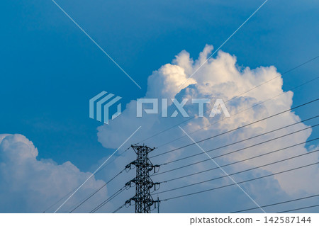 高壓輸電線路和夏季雲層 a-1 高壓輸電線路和夏季雲層 a-1 142587144