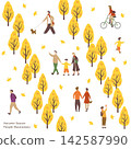 秋天：人們漫步在銀杏樹成蔭的街道上－扁平插畫集 142587990