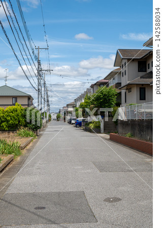 A quiet residential area	 142588034