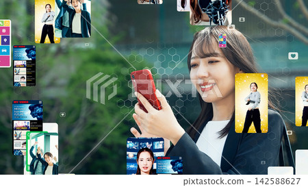 城市中使用智慧型手機的女性垂直短視訊影像 142588627