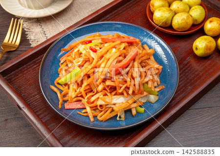 chinese Stir-Fried Shredded Pancake Noodles with Sliced Ham, Savory Asian Street Food chinese Stir-Fried Shredded Pancake Noodles with Sliced Ham, Savory Asian Street Food 142588835