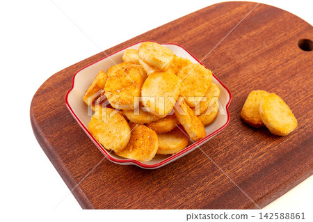 beef Flavored Crispy Baked Mini Bread Croutons, Crunchy Snack in Bowl beef Flavored Crispy Baked Mini Bread Croutons, Crunchy Snack in Bowl 142588861