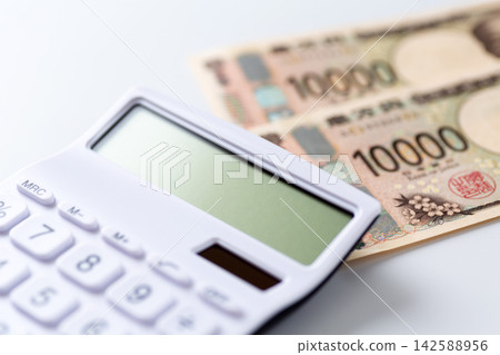 20000日圓和一個計算器 20000日圓和一個計算器 142588956