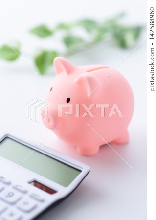 Pink pig's piggy bank and calculator Pink pig's piggy bank and calculator 142588960