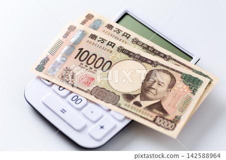 20000日圓和一個計算器 20000日圓和一個計算器 142588964