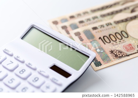 30,000 yen and a calculator 30,000 yen and a calculator 142588965
