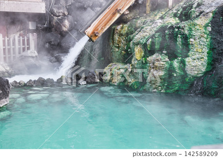 草津溫泉,湯畑(溫泉原),湯瀧瀑布及升騰的蒸氣(群馬縣吾妻郡草津町) 草津溫泉,湯畑(溫泉原),湯瀧瀑布及升騰的蒸氣(群馬縣吾妻郡草津町) 142589209